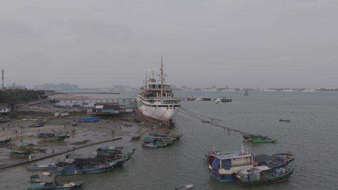 【4k】湛江渔港公园废弃邮轮海景航拍大景