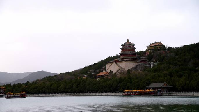 4K北京春季雾霾天的颐和园佛香阁游船