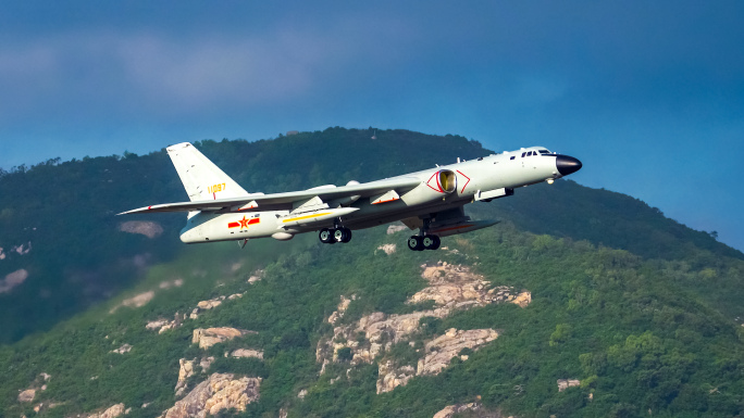 2022珠海航展 战神轰6K轰炸机起飞