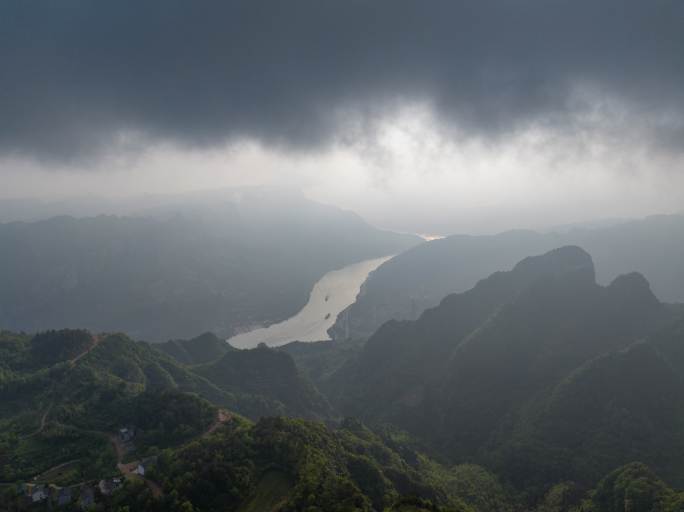 宜昌峡江之上云雾之下延时摄影航拍金刚山