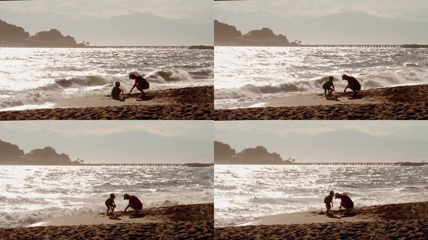 爸爸带孩子在沙滩玩