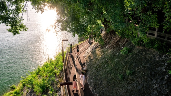 夕阳下的人行跑道延时