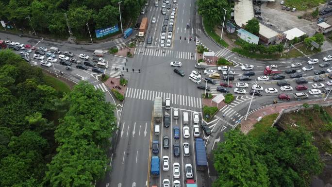 广东东莞：航拍星期五学校附近道路塞车现象