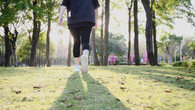 公园草地树林女性行走脚步