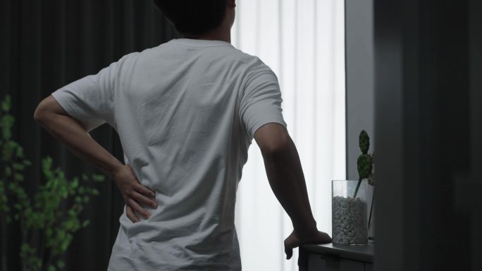 男人生病腰酸背痛颈椎腰椎腰疼