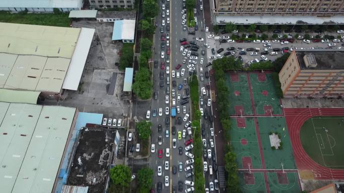 广东东莞：航拍星期五学校附近道路塞车现象