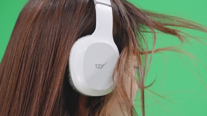 4K绿屏抠像素材 戴耳机的女生