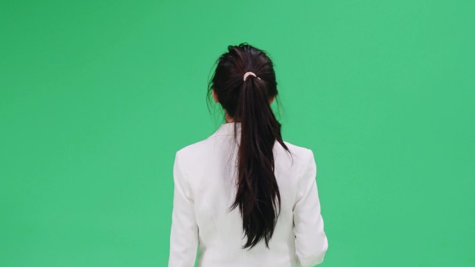 4K绿屏抠像素材 走向前方的女白领背影