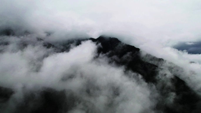 云雾笼罩的山谷