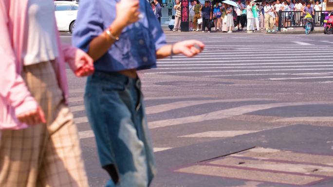 城市夏天暑假酷暑高温炎热街道人群人流汽车