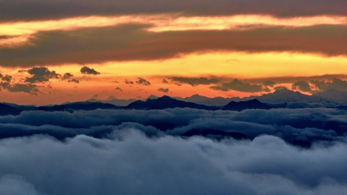 成都雨后雪山