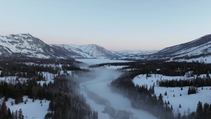 航拍新疆冬季喀纳斯河流晨雾雪山森林雪景