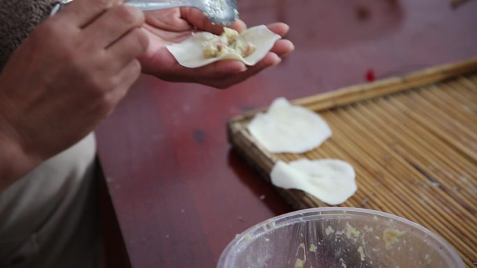 重阳节老人吃饺子