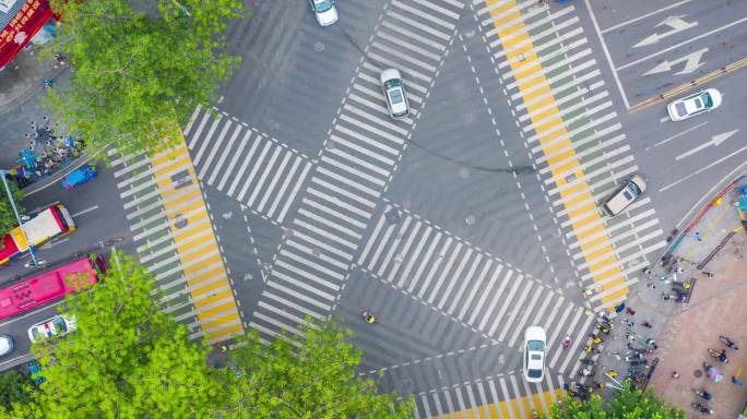 老黄埔潮楼十字路口人流车流