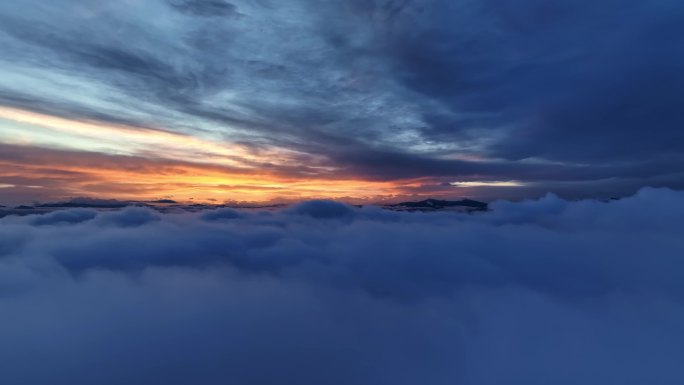 成都云层上雪山