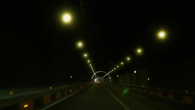 开车穿越隧道遇见光明