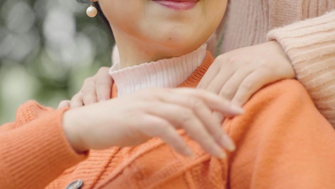 年轻女人抚摸老年人手特写