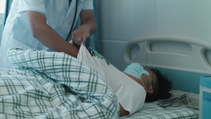 医院里医生在救治躺在病床上的男人