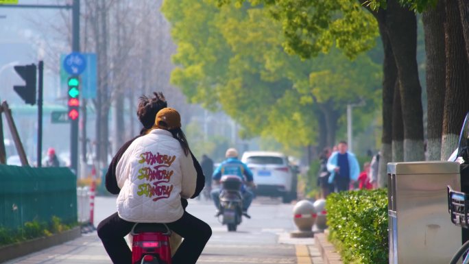 城市马路上班下班高峰期车流人流城市景观人