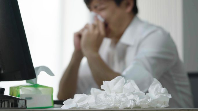 男人生病鼻炎感冒流鼻涕擤鼻涕