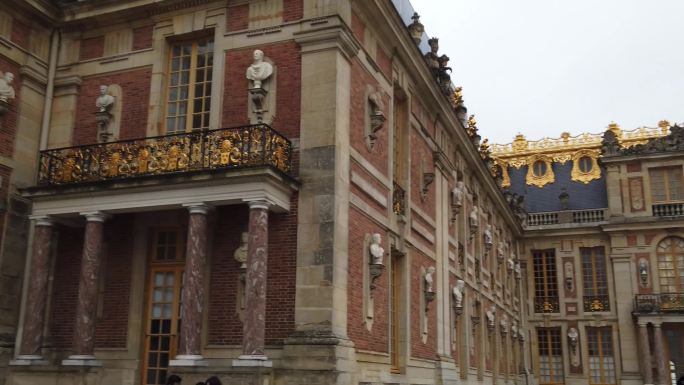 凡尔赛宫外观金碧辉煌