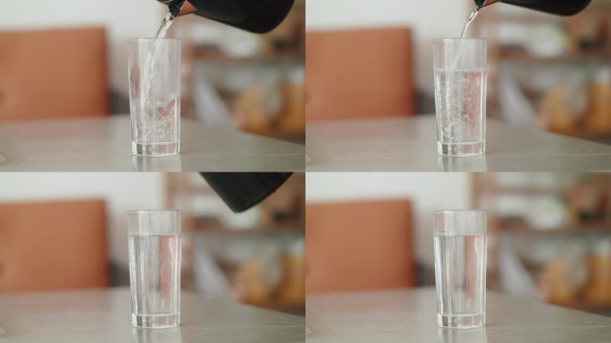 提起水壶往杯子里面倒水