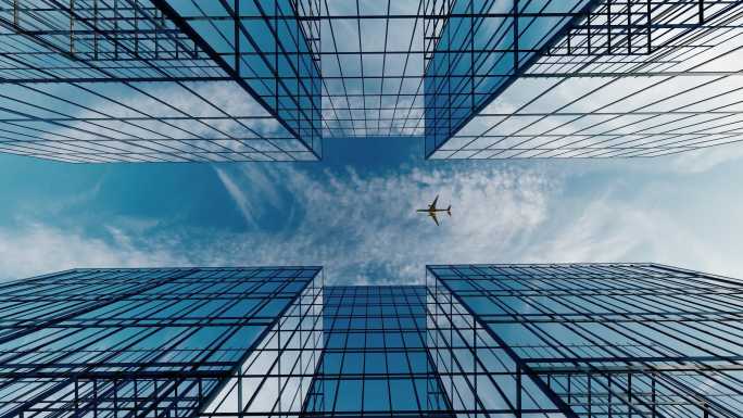 飞机空中飞过楼顶大气震撼起飞商务客机