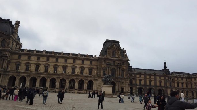 巴黎卢浮宫广场金字塔