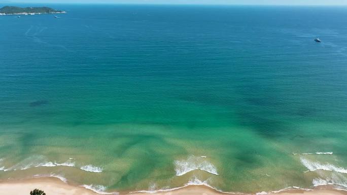 航拍海边美景绿树沙滩碧海蓝天岛屿海岛