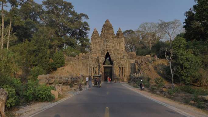 柬埔寨暹粒吴哥窟高棉王朝胜利门石雕通道