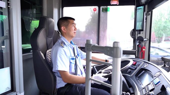 城市交通公交车司机驾驶公交车乐观向上微笑
