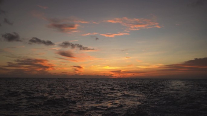 海上晚霞清晨夕阳下大海上唯美的海面