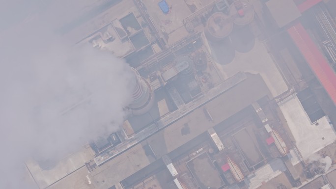 俯拍磷矿加工厂烟囱排气烟雾污染