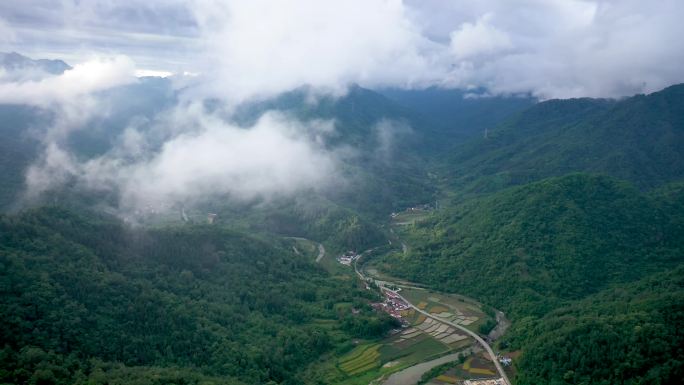 云山雾罩青山大山穿越云层自然风光