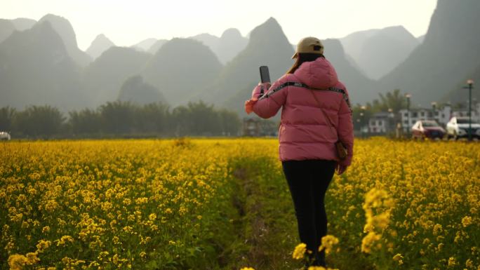 风景人物女性户外旅行旅游春天油菜花