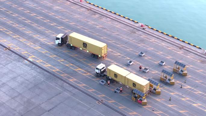 海上货轮 集装箱 货车天津港航拍海上货轮