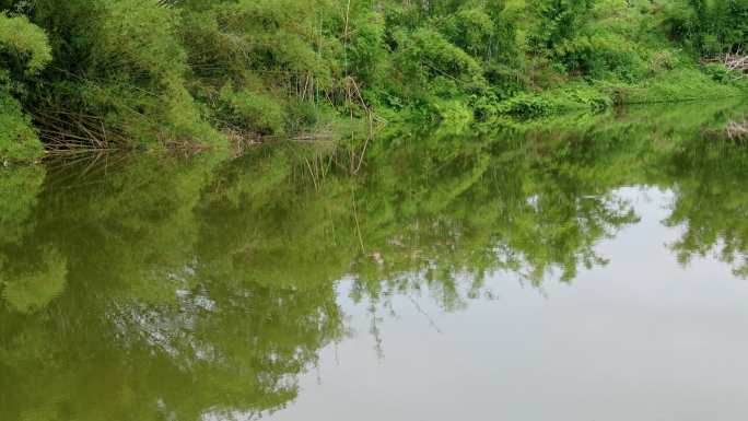 湖面河面水面倒影