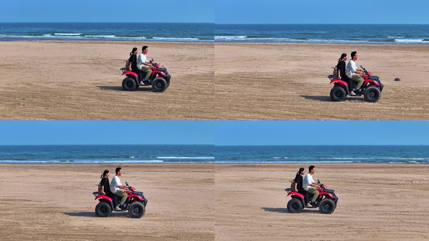 情侣海边沙滩骑沙滩摩托