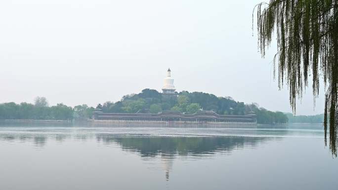 北京北海公园春天湖面晨雾倒影风光