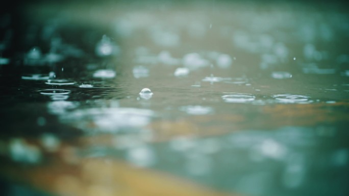 下雨雨滴路面水泡涟漪潮湿雨季