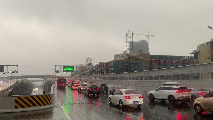 城市交通城市下雨成都下雨二环高架交通拥堵