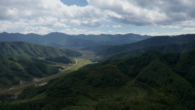 森林越过山顶山脉乡村振兴