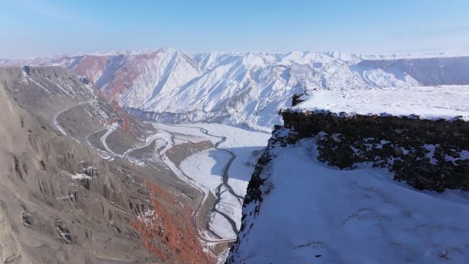 航拍新疆冬季安集海大峡谷红色山脉雪山河流