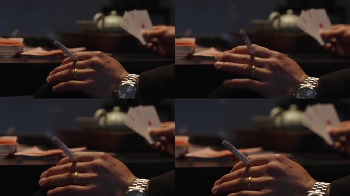 男人抽烟打牌扑克赌博