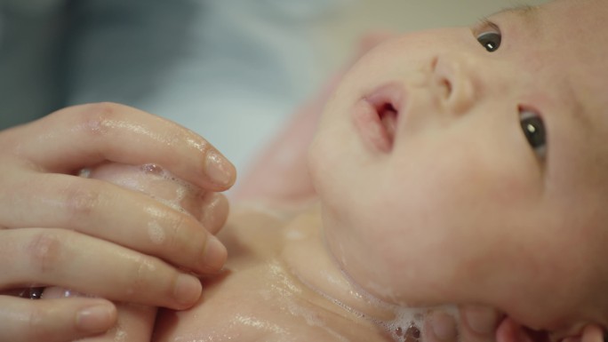 护士为新生儿婴儿洗澡