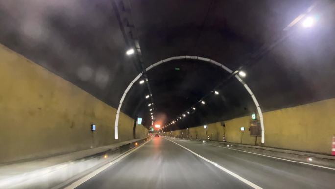 4k高速行驶进入隧道群