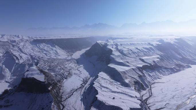 航拍新疆冬季安集海大峡谷红色山脉雪山河流