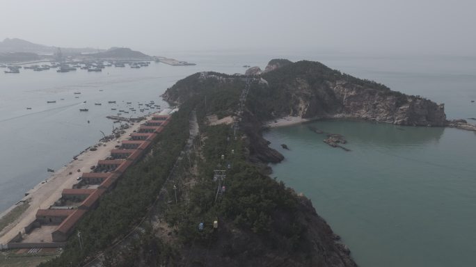 航拍山东荣成西霞口景区摩天岭索道缆车山海