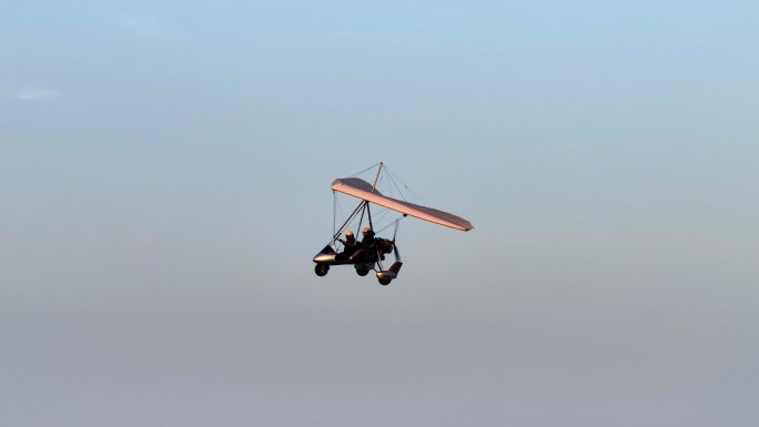 三角动力滑翔机载客空中飞翔