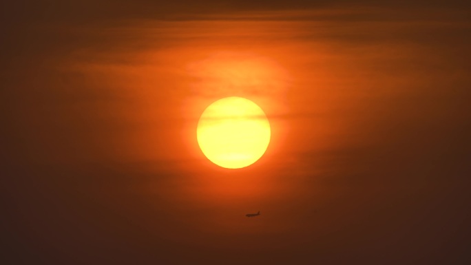 飞机飞过日落夕阳金黄色4K